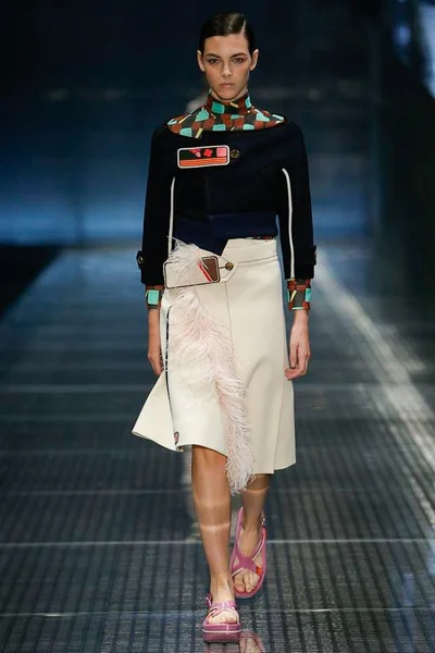 Look 16